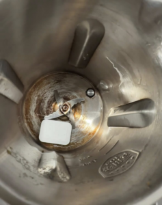 Cách làm sạch máy làm sữa hạt bị cháy vàng